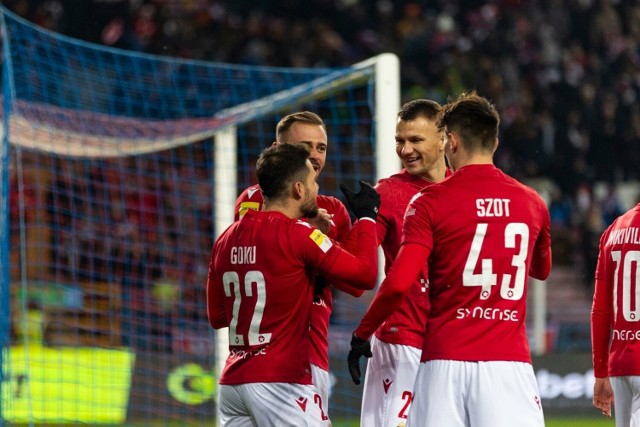 Piłkarze Wisły Kraków cieszą się, że potrafili odwrócić losy meczu z GKS-em Katowice i dzięki bramkom w doliczonym czasie gry wywalczyć zwycięstwo.