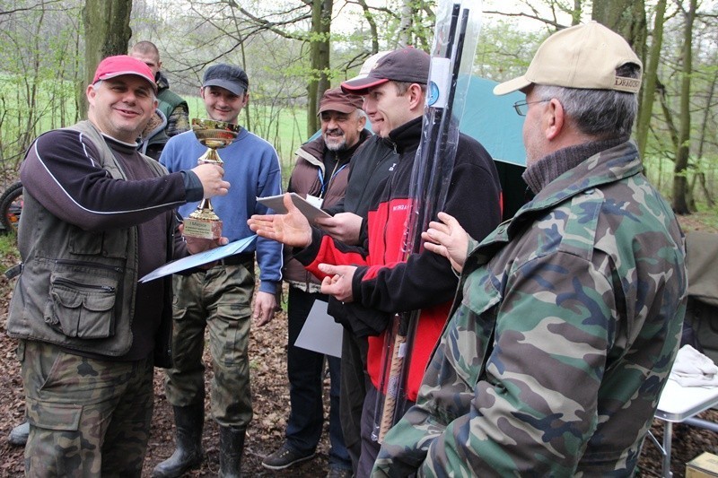 Bartłomiej Siwecki odbiera pucha od władz koła PZW w...