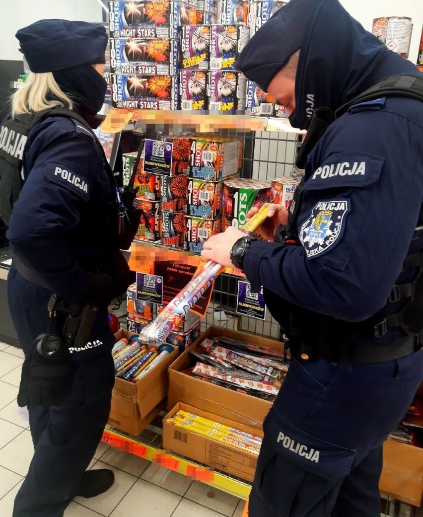 Opolscy policjanci kontrolują miejsca sprzedaży fajerwerków.
