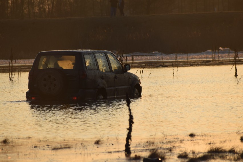 Tragiczny koniec rajdu po rozlewisku Warty. Auto urzęzło,...