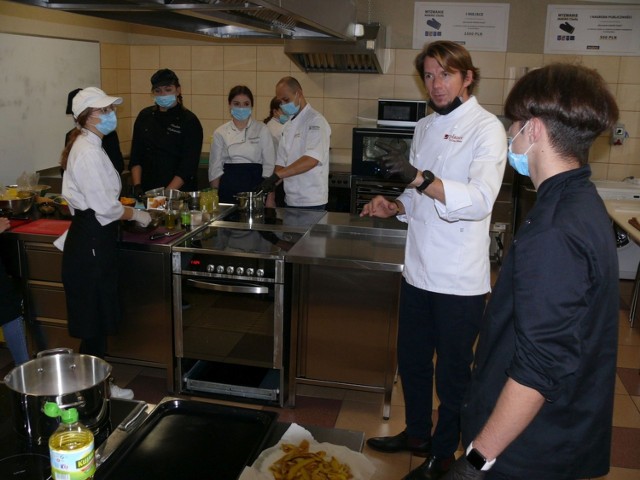 Karol Okrasa (drugi z prawej) przekonywał szydłowiecką młodzież, że ciągle poszukuje nowych aromatów w kuchni.