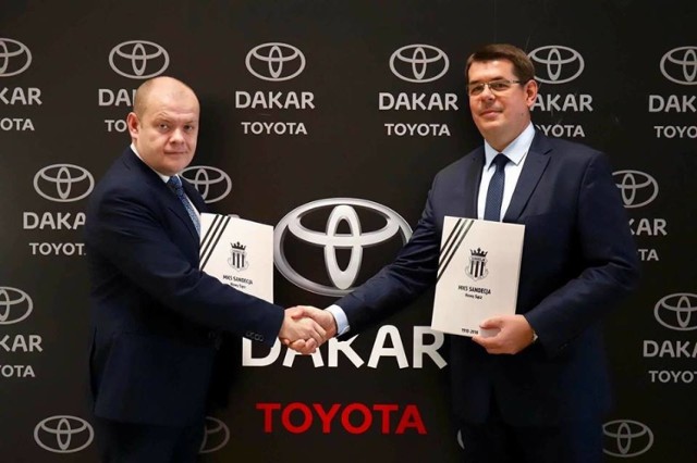 Prezes Sandecji z przedstawicielem Dakar Toyoty Rzeszów