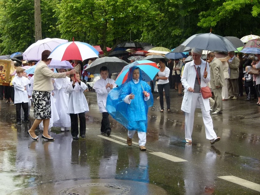 Boże Ciało na ulicach Bełchatowa. Wierni w deszczu wzięli udział w procesji
