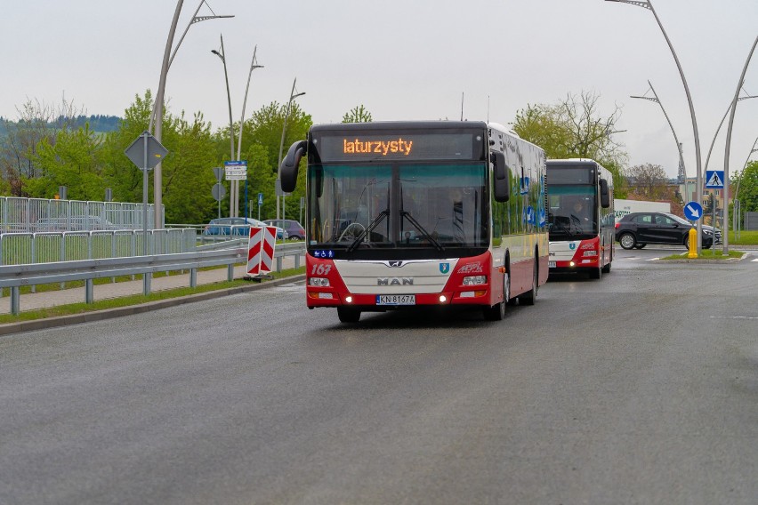 Maturzyści specjalnym autobusem przejechali przez most heleński