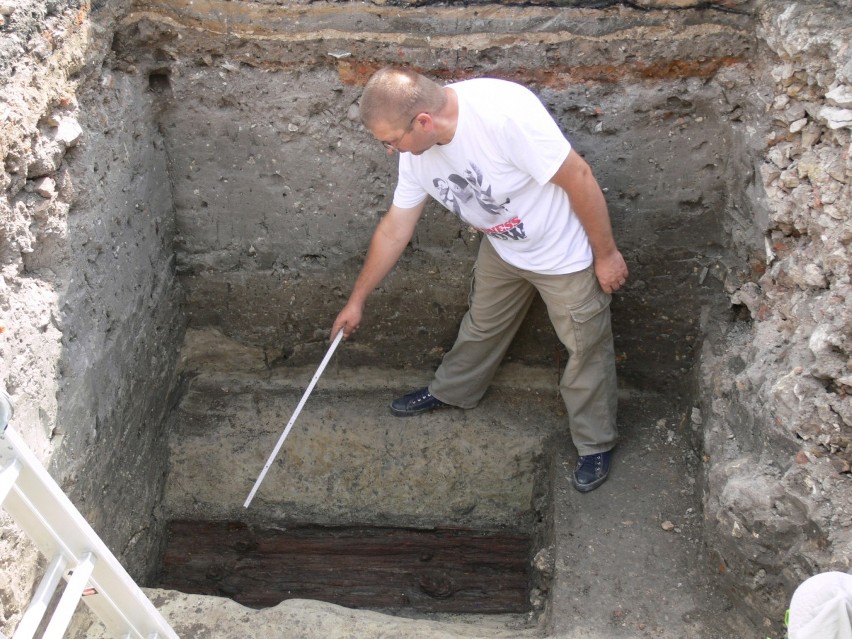 Waldemar Golec pokazuje odkryty przez badaczy fragment kanału kanalizacyjnego