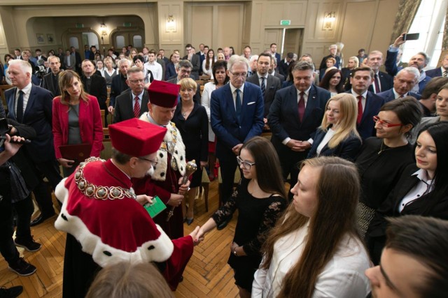 Wczoraj (środa 10 października) na Uniwersytecie Kazimierza Wielkiego w Bydgoszczy uroczyście inaugurowano nowy rok akademicki. Zobaczcie zdjęcia z tego wydarzenia.


Piraci drogowi w regionie. Niemal doprowadzili do tragedii!  [wideo - program Stop Agresji Drogowej 4]

