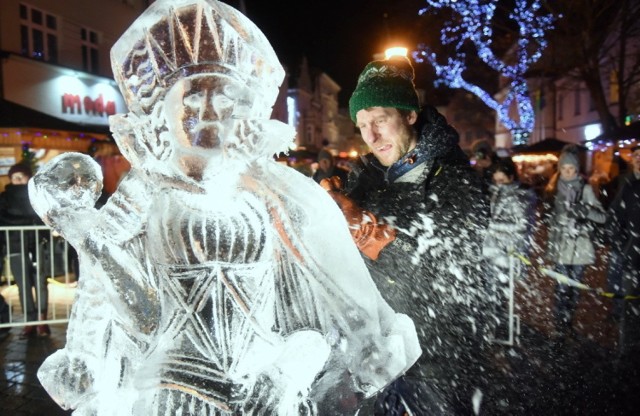 Pokaz rzeźbienia w lodzie odbył się w poniedziałek, 16 grudnia na zielonogórskim deptaku w ramach jarmarku bożonarodzeniowego.
