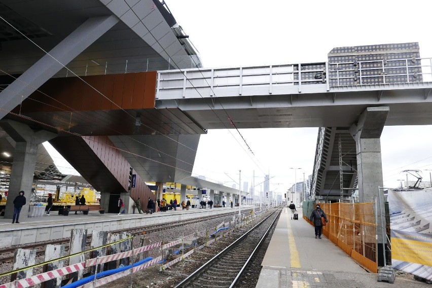 Nowy peron na Dworcu Zachodnim gotowy. Można już z niego korzystać. To pierwszy efekt przebudowy za 2,4 mld zł