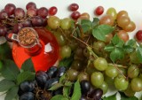 Domowa nalewka z winogron jest łatwa do zrobienia i skuteczna. Pomaga na krążenie i odporność. Dobierz przepis do koloru owoców