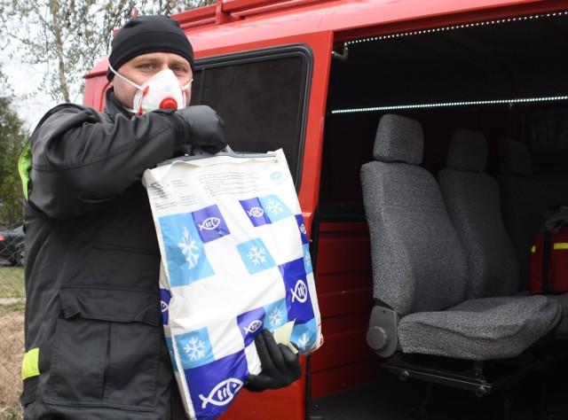 Strażacy z jednostek OSP pomagają starszym, samotnym i schorowanym mieszkańcom gminy Bełchatów