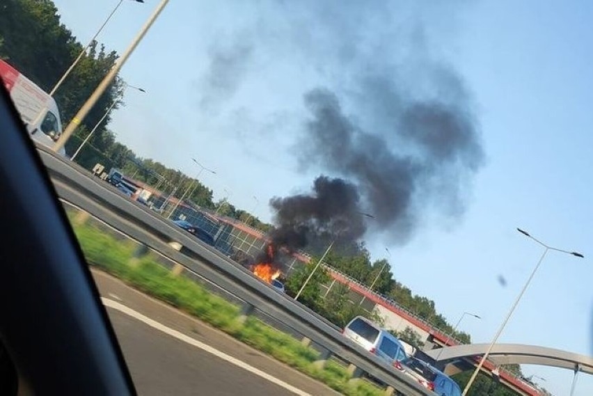 Pożar samochodu BMW przy Trzech Stawach w Katowicach - ZDJĘCIA. Na A4 doszczętnie spłonęła osobówka