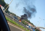 Na A4 przy Trzech Stawach w Katowicach spłonął samochód. Utrudnienia w ruchu