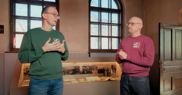 Dyrektor Muzeum Żydowskiego w Oświęcimiu Tomasz Kuncewicz (z prawej) i Maciek Zabierowski zachęcają do wirtualnej podróży w czasie po dziejach Oświęcimia