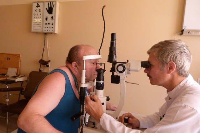 Na oddział okulistyczny bełchatowskiego szpitala  trafi specjalistyczny stół operacyjny