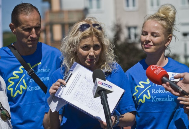 - Podpisy, które zbierzemy podczas festynu, dostarczymy przewodniczącemu Rady Miejskiej  - mówiła radna Anetta Urbaniak z klubu Koalicji Obywatelskiej, obok niej radna PiS Oliwia Skórka