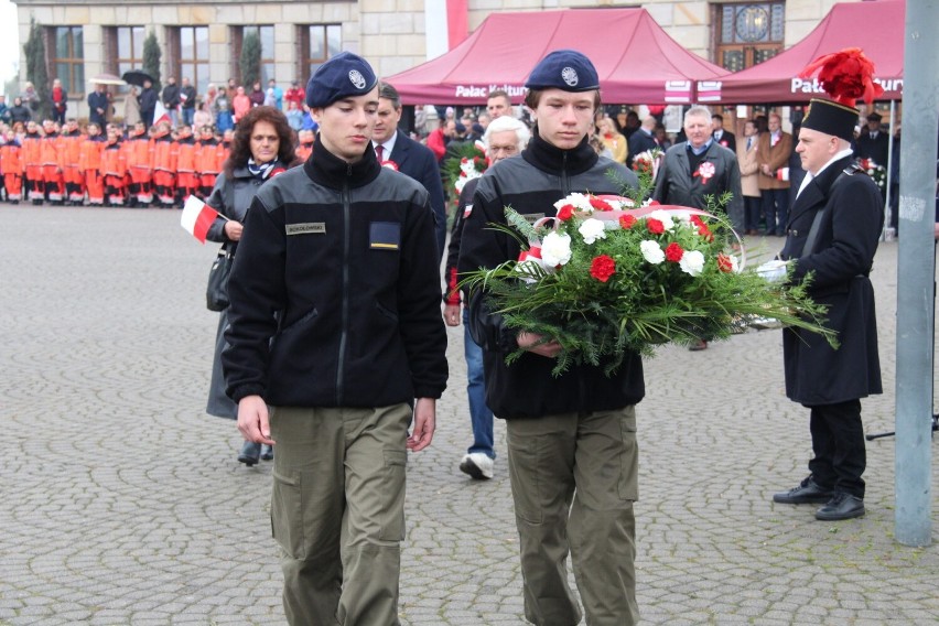 Wiązanki kwiatów spoczęły pod pomnikiem 11 pułku piechoty...