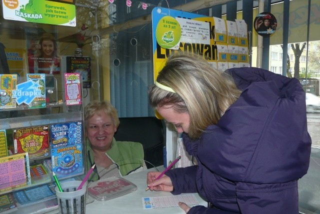 Szczęśliwy kupon wart milion złotych sprzedała pani Janina Michalska, prowadząca od 10 lat punkt Lotto przy ul. Strzeleckiej 9.