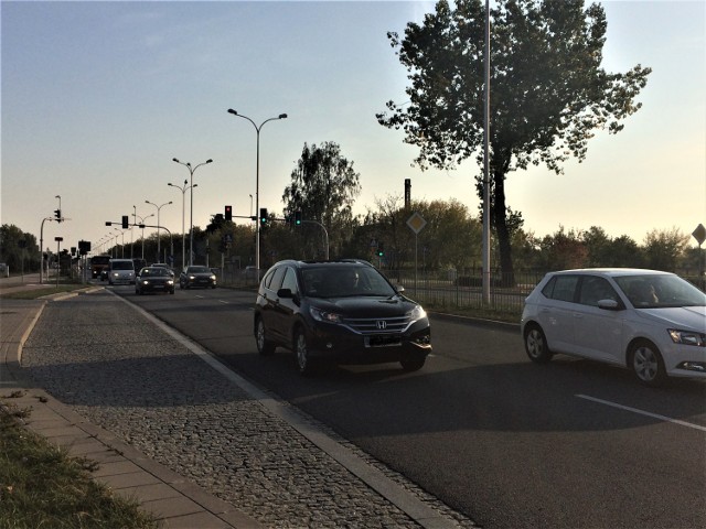 W nocy na ulicy Reja jest niebezpiecznie, ponieważ kierowcy korzystają z "pustej" drogi i urządzają sobie na niej wyścigi