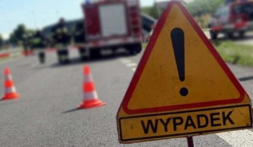Wypadek w Opatówku. Dwie osobówki zderzyły się z ciężarówką. Nie żyje kierująca nissanem