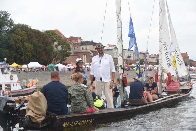 We wtorek 14 sierpnia 2018 r. do Torunia zawitali uczestnicy II Festiwalu Wisły. Przez dwa dni czeka nas na Wiśle i Bulwarze Filadelfijskim moc atrakcji związanych z tradycjami rzecznymi. Zobaczcie pierwsze zdjęcia.

Zobacz także: II Festiwal Wisły w Toruniu. Dzień drugi imprezy [ZDJĘCIA]

Tak było rok temu: Festiwal Wisły w Toruniu [WIDEO, ZDJĘCIA]



Trwa II Festiwal Wisły w Toruniu. Zobaczcie zdjęcia! [FOTORELACJA]