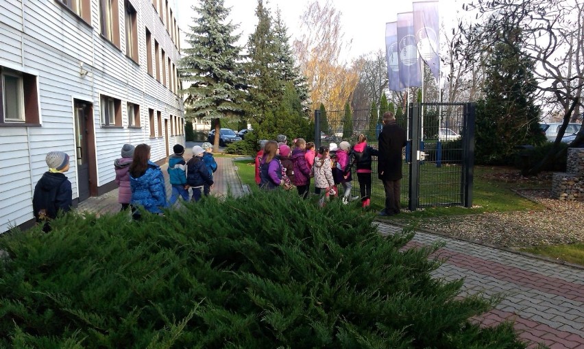 Dzieci zwiedziły firmę Wireland w Bytowie. Po fabryce oprowadzał prezes Henryk Recław 