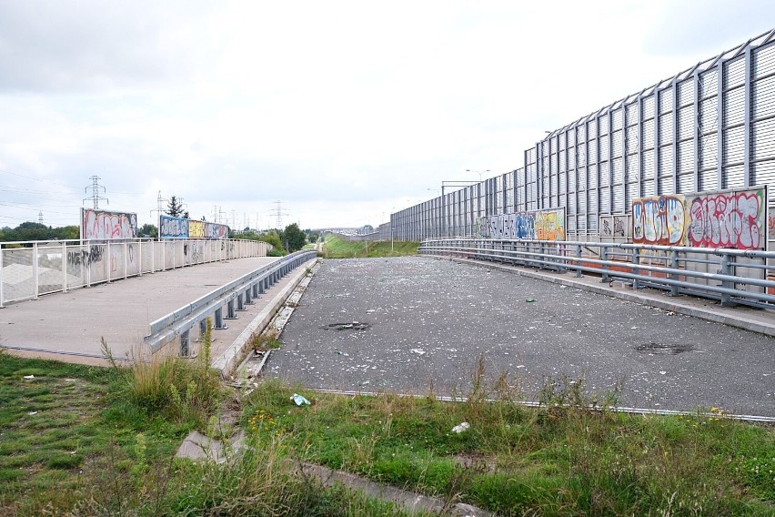 Wiadukt miał usprawnić ruch samochodowy w dzielnicy, a odbywają się na nim libacje alkoholowe. Kiedy to się zmieni?