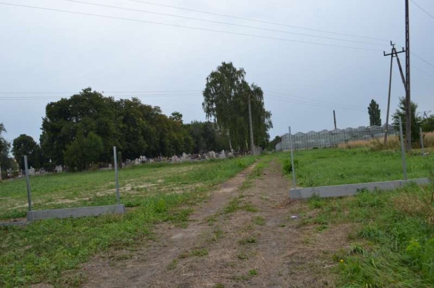 Proboszcz powiększa cmentarz w Pleszewie
