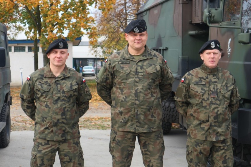 Fotorelacja z pikniku militarnego. Pokaz sprzętu wojskowego cieszy się zainteresowaniem [ZDJĘCIA]  