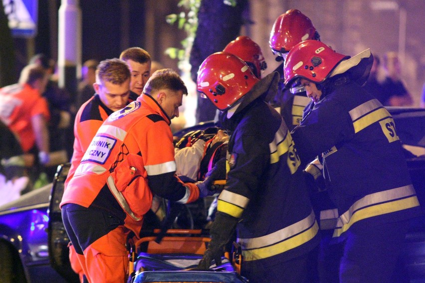 Pijany kierowca BMW spowodował wypadek w Pabianicach na Starym Rynku. Ranni