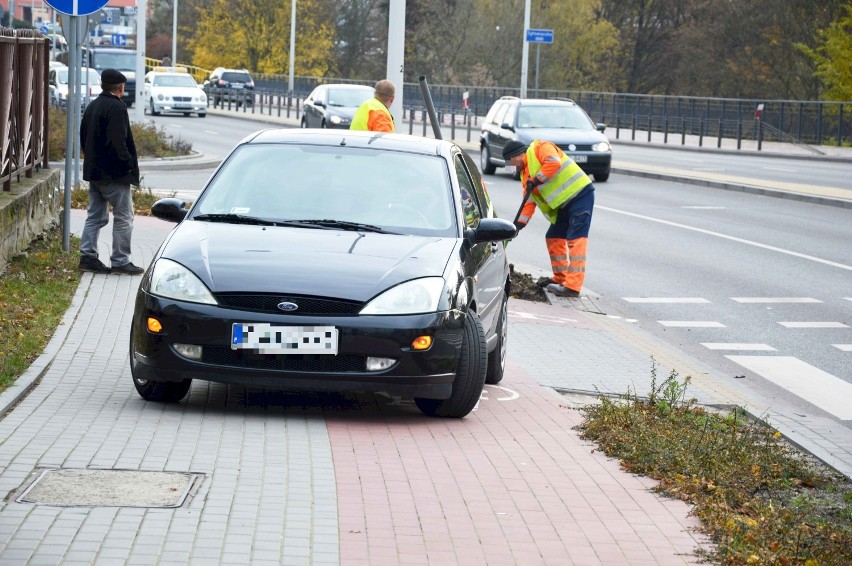 Wypadek na ul. Szpitalnej we Włocławku. 18-letni kierowca hondy wjechał w tył forda [wideo, zdjęcia]