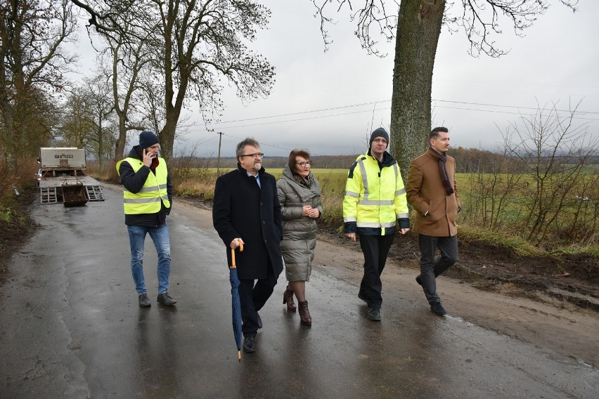 Remont drogi w Janowicach. Przebudowanym odcinkiem kierowcy pojadą już wkrótce [ZDJĘCIA]