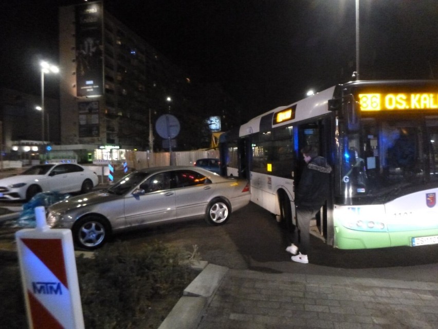Źle zaparkowany samochód w centrum Szczecina przez godzinę blokował ruch! 