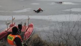 Akcja ratunkowa na jeziorze U Grona w Kaliszu. Mężczyzna leżał na tafli lodu