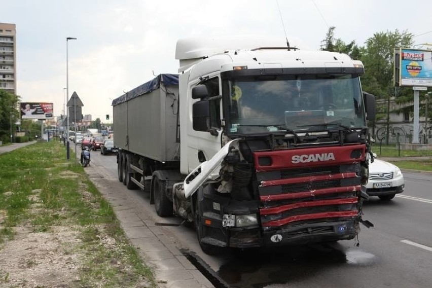 Ciężarówka uszkodziła kilkanaście aut na Ruczaju. Sąd: dozór wobec kierowcy [WIDEO]