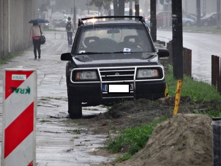 Twórcy profilu "Nie parkuj się bez sensu" tropią źle zaparkowane samochody w Łodzi.