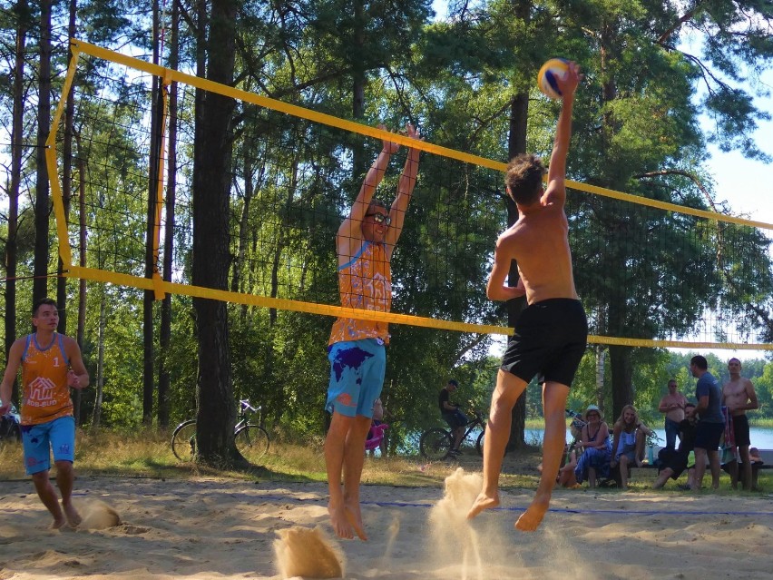 Sobotni Turniej Siatkówki Plażowej nad jeziorem Dymno w Koczale wygrała drużyna bytowsko-gdańska| ZDJĘCIA