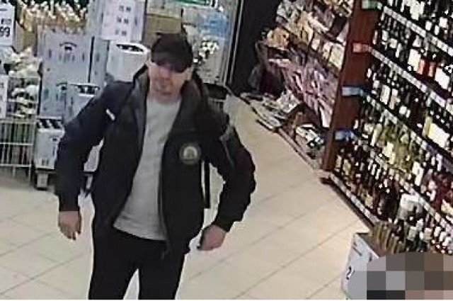 Tego mężczyznę policja podejrzewa o kradzież w jednym ze sklepów w Polskim Konopacie