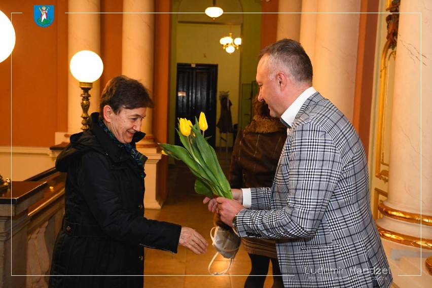 Prezydent Handzel zaprosił do ratusza na koncert kobiety i wręczył im kwiaty
