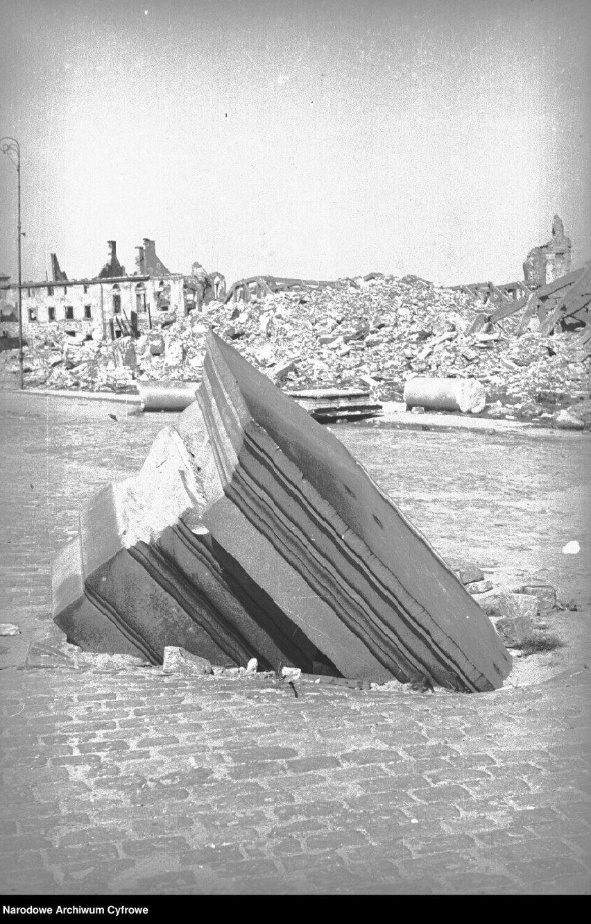 Zniszczona kolumna Zygmunta w 1946 roku