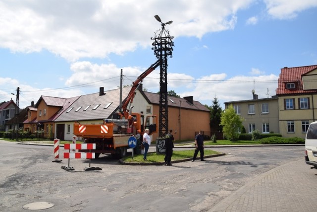Słup energetyczny stoi na skrzyżowaniu ulic Wiejskiej i Jagiellońskiej. Pochodzi z początku XX wieku. Konstrukcja jest metalowa, w formie nitowanej kratownicy. Jest osadzony na betonowej podmurówce.