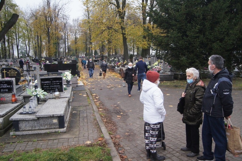 Cmentarze otwarte. Mieszkańcy Radomska odwiedzają groby,...