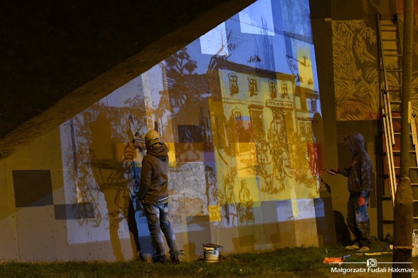 Powstają nowe części muralu na wiadukcie w Żarach. W nocy jest bardzo atrakcyjny. 