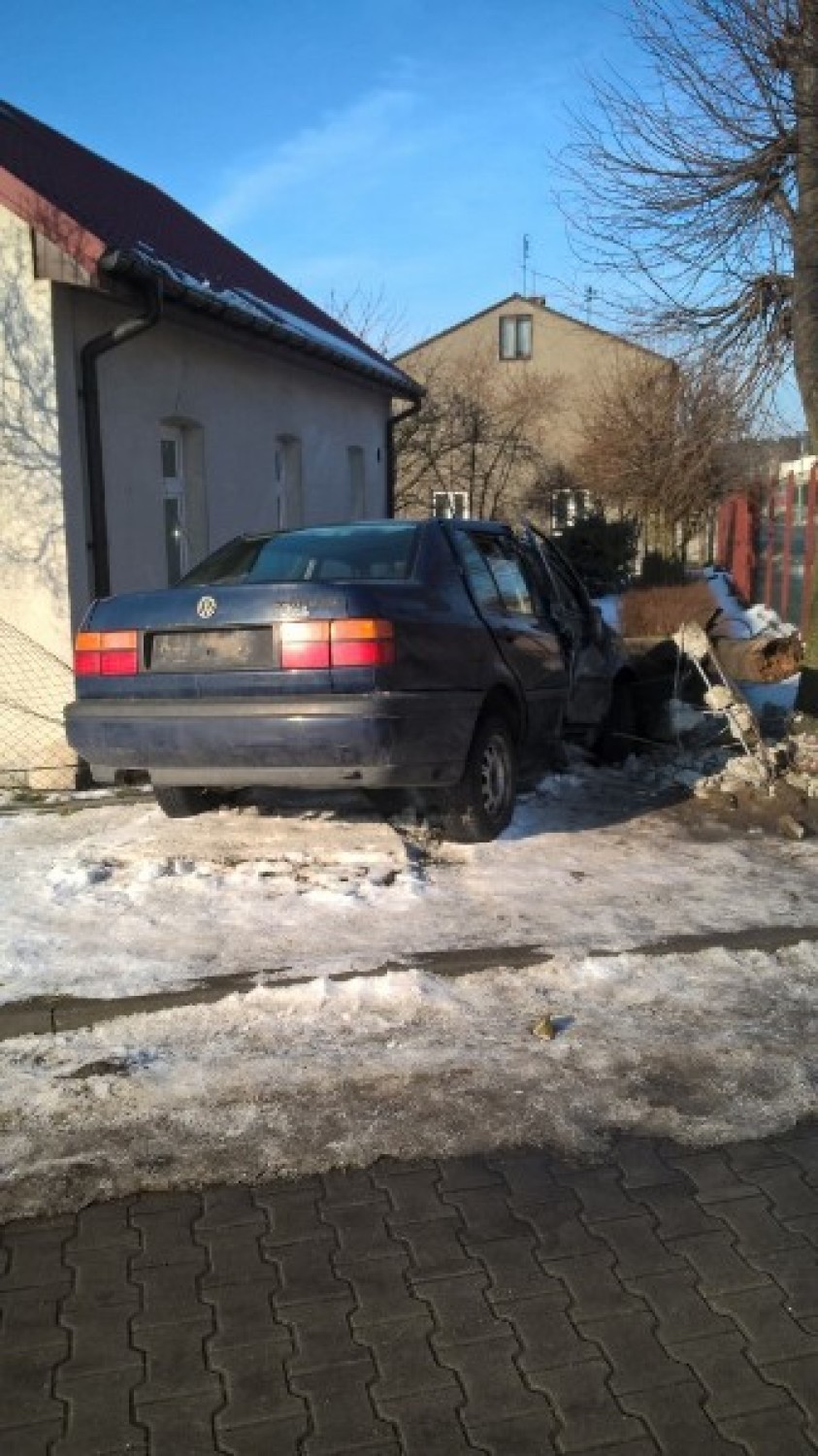 Kierowca volkswagena uderzył w ogrodzenie i dom przy ulicy...