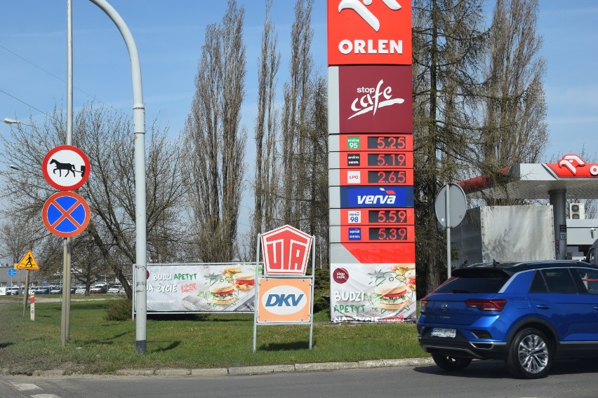 Drożyzna na stacjach paliw w Zduńskiej Woli. Ile kosztuje benzyna i olej?