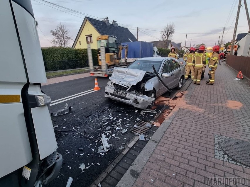 Zderzenie dwóch pojazdów w Dobrzeniu Wielkim. Jedna osoba trafiła do szpitala. Akcja służb ratunkowych w powiecie opolskim