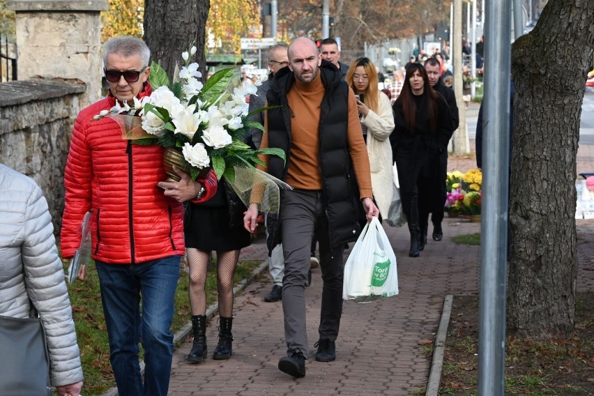 Wszystkich Świętych na Cmentarzu Starym w Kielcach. Tłumy odwiedziły groby bliskich