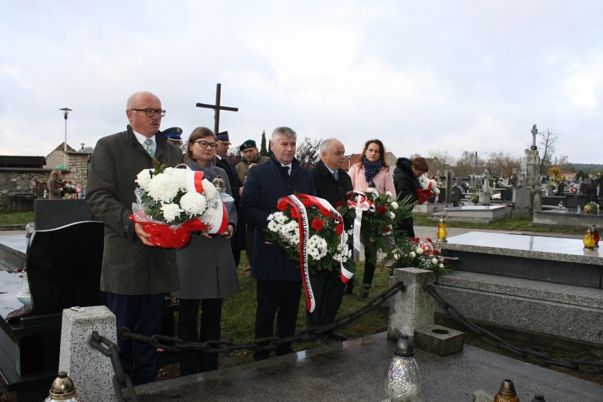 Żarki: Władze złożyły kwiaty na grobach Powstańców Styczniowych i polskich żołnierzy  [ZDJĘCIA]