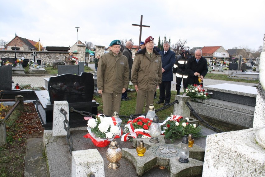 Żarki: Władze złożyły kwiaty na grobach Powstańców Styczniowych i polskich żołnierzy  [ZDJĘCIA]