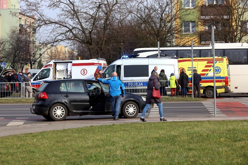 Koszmarny wypadek na ulicy Sikorskiego w Legnicy. Ranny został chłopiec, zdjęcia