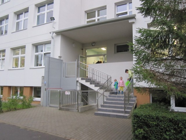 W Przedszkolu nr 54 na Karwinach, przed wejściem do którego jeszcze 1 września tłoczyli się rodzice, dzięki wdrożeniu środków zaradczych udało się rozładować kolejki.